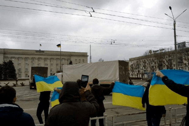 У Херсоні місцеві жителі з українськими прапорами зустрічають російський «гуманітарний конвой»