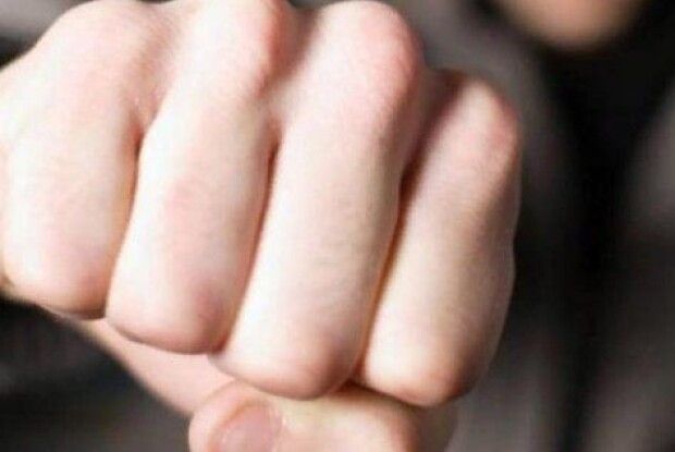 Бив і зривав одяг: на горохівчанку, що пасла корову, серед білого дня напав невідомий