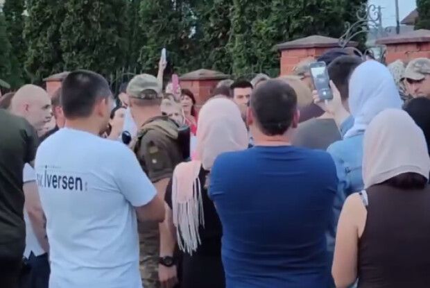 Прихильники московської церкви верещали «Ганьба» військовим і рідним загиблого Воїна (Відео)