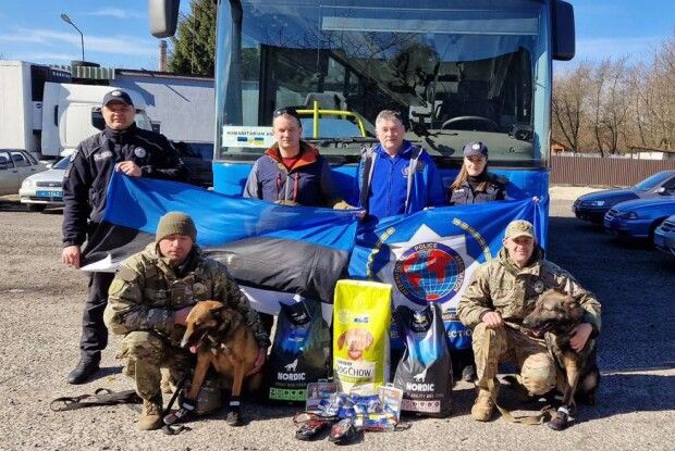 Службовим собакам з Рівненщини передали дві тонни корму з Естонії