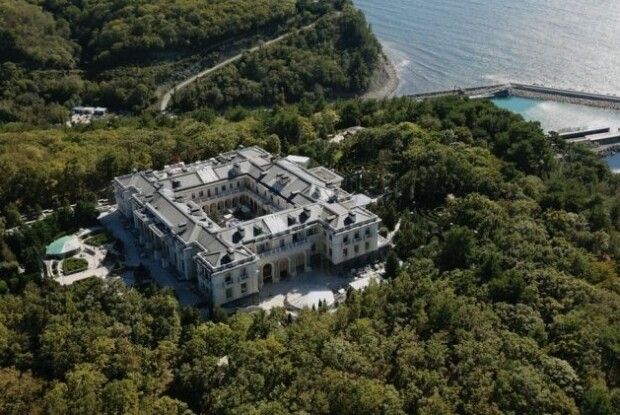 Навальний показав грандіозний палац Путіна і закликав людей на вулиці (Фото)