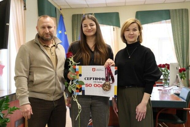 Третє золото для України: у Луцьку чемпіонку Анастасію Алпєєву відзначили грошовим сертифікатом 