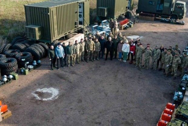 Порошенко привіз велику партію дронів і техніки бригадам, які воюють на сумському напрямку