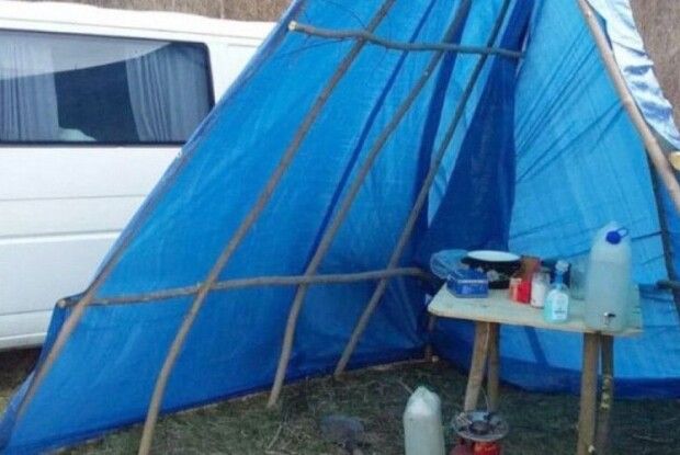 Аби нікого не заразити, живе у машині