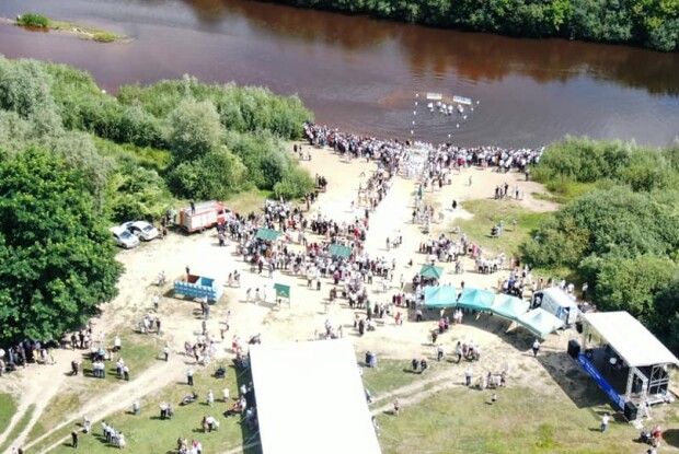Понад 500 чоловік взяли участь в обряді водного хрещення на Рівненщині (Фото)