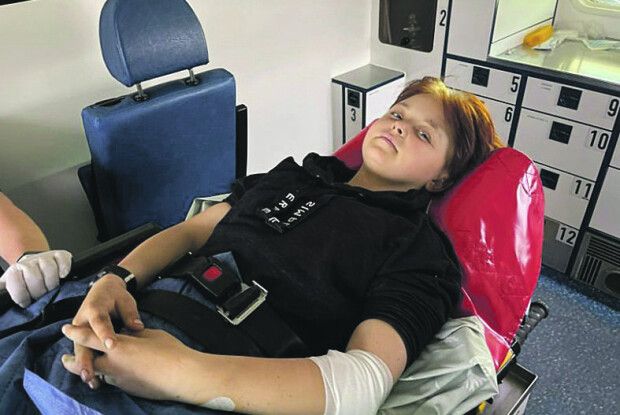 15-річна дівчинка  з простреленими ногами  вивезла поранених дорослих