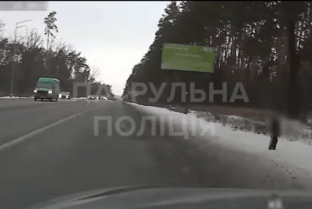 Пішов пішки до Києва шукати маму: на трасі знайшли 8-річного хлопчика (Відео)