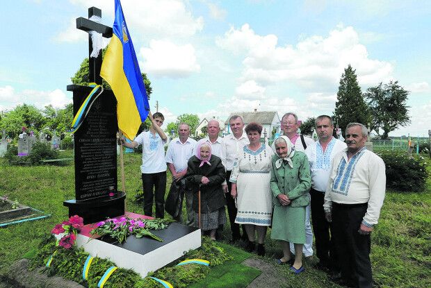 Через 75 літ Тетяна Гальчин знову поклала на могилу квіти, через які тоді на 10 років загриміла в сталінські табори