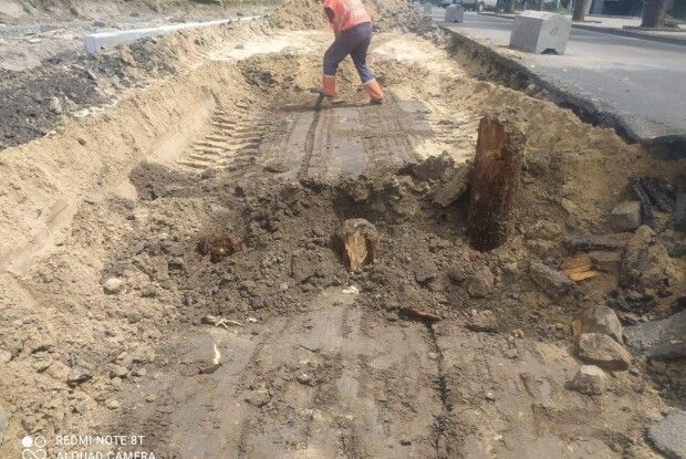 Мер Луцька пояснив, чому при ремонті дороги на Волі знімають такий шар, наче шукають нафтову скважину (Фото)
