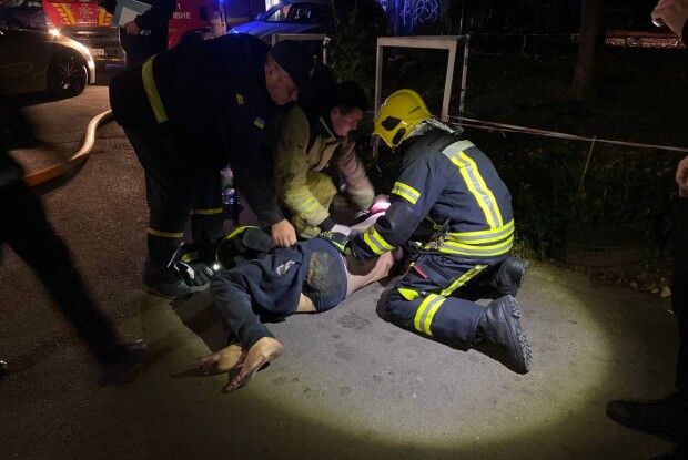 Вогнеборці винесли з палаючого приміщення непритомного чоловіка
