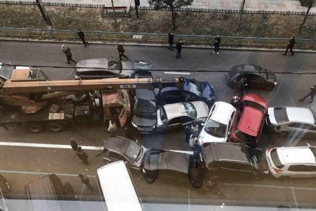 Автокран без гальм зім'яв 10 іномарок