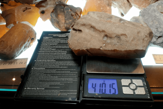 У Луцьку з молотка продають бурштин: які ціни (Фото)