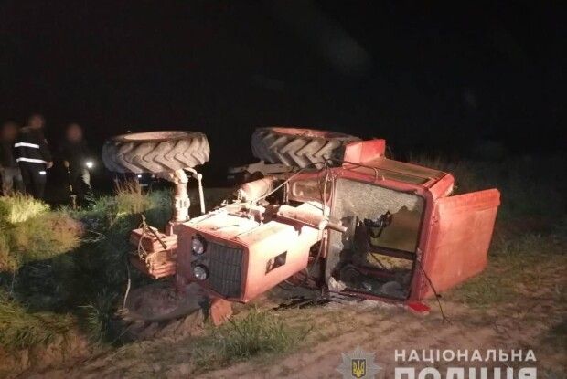 Волинянин на тракторі з’їхав з дороги і перекинувся (Фото) 