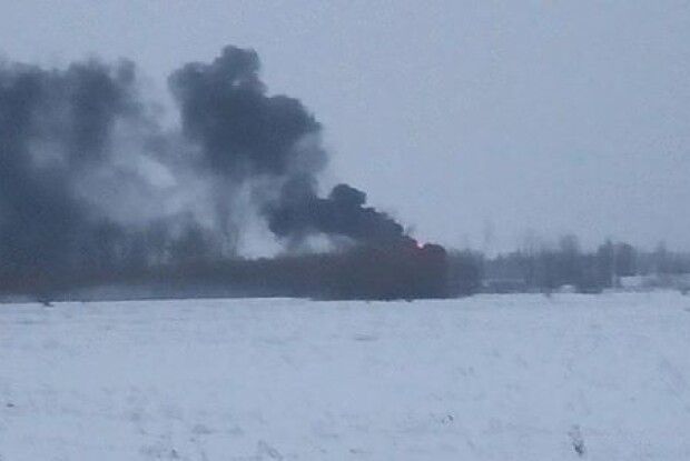 Біля військового аеропорту під Васильковом палає автозаправка