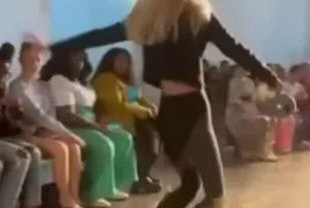 У Нью-Йорку модель двічі за один показ впала на подіумі (Відео)