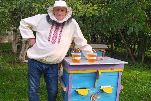 На Волині гучно аплодують полісмену, який перетворюється в пасічника (Відео)