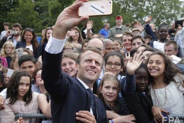 Макрон насварив підлітка, який звернувся до нього: «Як справи, Ману?» (ВІДЕО)