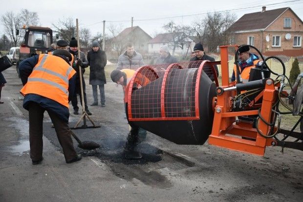На Волині випробовують нове обладнання для ремонту доріг