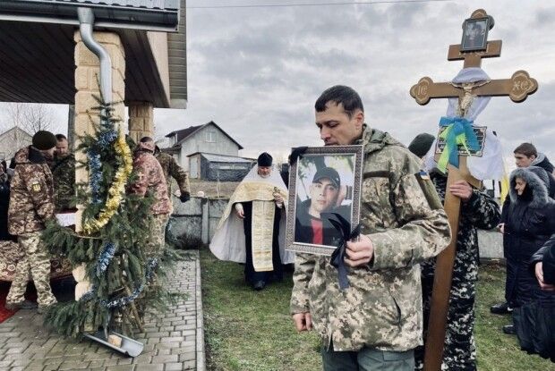 Нововолинська громада попрощалася з Героєм, який віддав життя у Запорізькій області