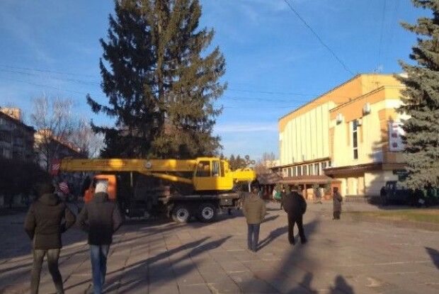 Ялинка безкоштовна, а прикраси на мільйон