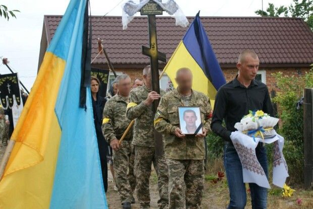 Останню дорогу додому встелили квітами: у громаді на Волині попрощалися із загиблим на війні Героєм (Фото)