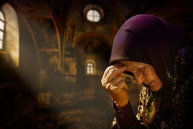 У Луцьку бабуся виходить з будинку на вулицю… через вікно, підставляючи драбину
