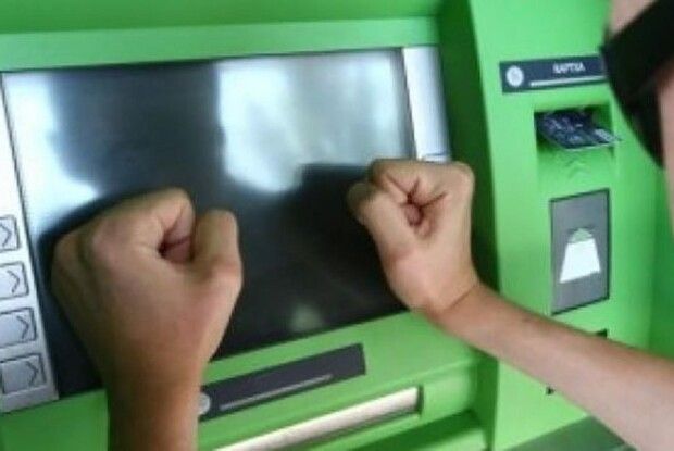 Волинянка дала знайомому пін-код до банківської картки і заявила на нього в суд