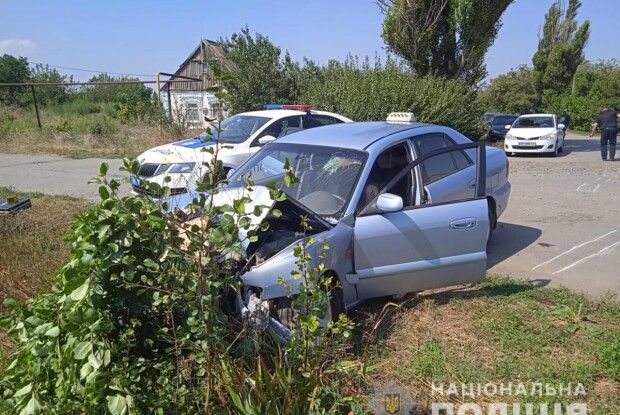 Водій провіз поліцейського 5 кілометрів на капоті авто, а потім врізався у дерево