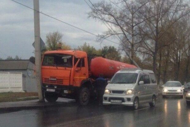 На Волині КАМАЗ збив електричну опору
