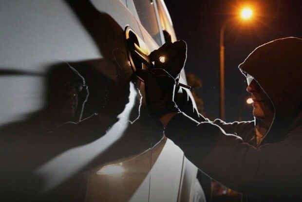 Обкрадали автомобілі: у Луцьку судитимуть двох «гастролерів»