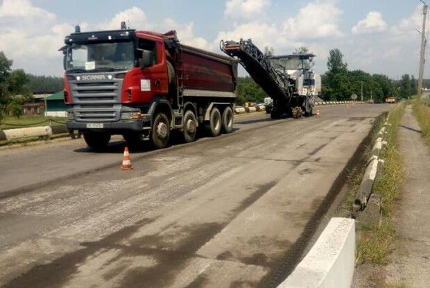 На Маневицькому мосту нарешті покладуть новий асфальт (фото)