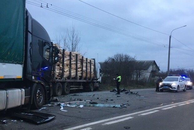 У Струмівці зіткнулися дві фури: відомі подробиці аварії (Фото)