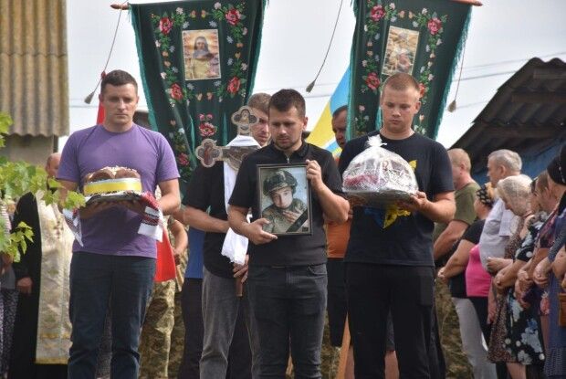 Село на Волині встелили квітами: громада прощалася з 23-річним Героєм (Фото)