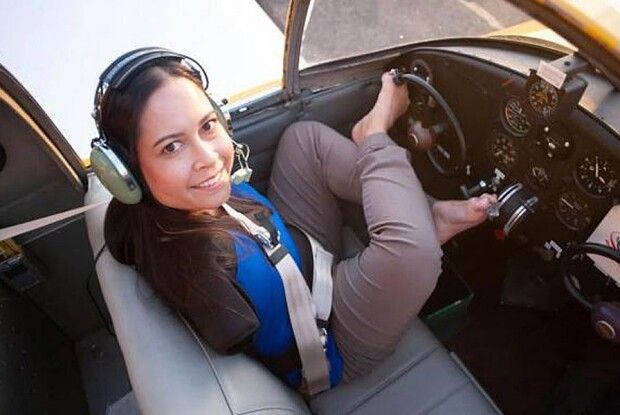 Жінка, яка народилася без рук, керує літаком... ногами