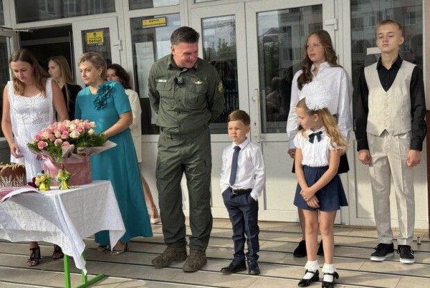 Крізь біль і полон: у Луцьку захисник «Азовсталі» повів донечку в школу (Відео)