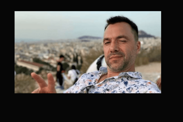 Проросійський проєкт «Арестович» у дії: ексрадник ОП заступився за хлопця, котрий виконував у Львові пісні Цоя