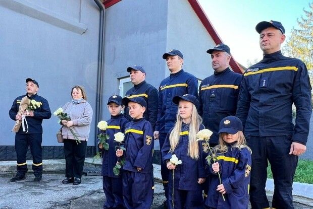 Загинув, прямуючи на пожежу: у громаді на Волині колеги та рідні вшанували пам'ять рятувальника