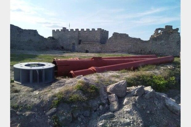 У Кременці зруйнували історичний пам’ятник, щоб встановити гігантський флагшток до Дня Незалежності