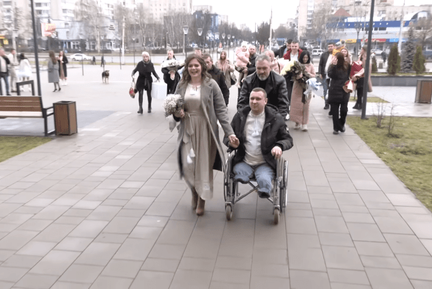 Рівненчанин, який втратив ноги на війні, знайшов справжнє кохання на Волині