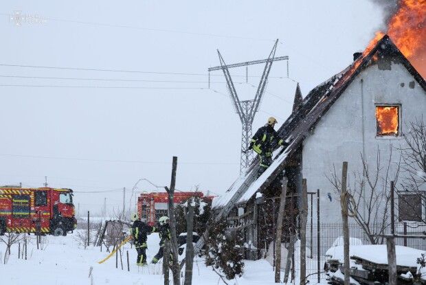 На Волині показали відео, як вогнеборцям вдалося відбити полум’я від житлового будинку
