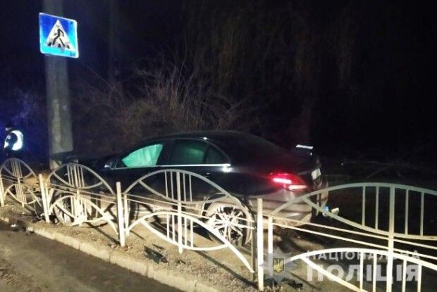 У Луцьку Mercedes влетів у стовп: постраждала водійка (Фото)