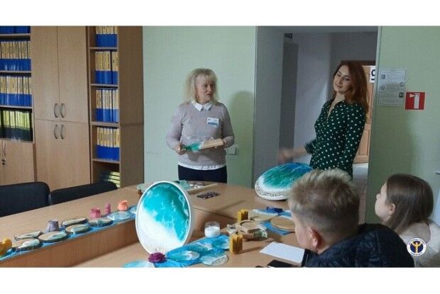 Жінка, що переїхала на Волинь із Маріуполя, розповіла, як заробляє гроші 