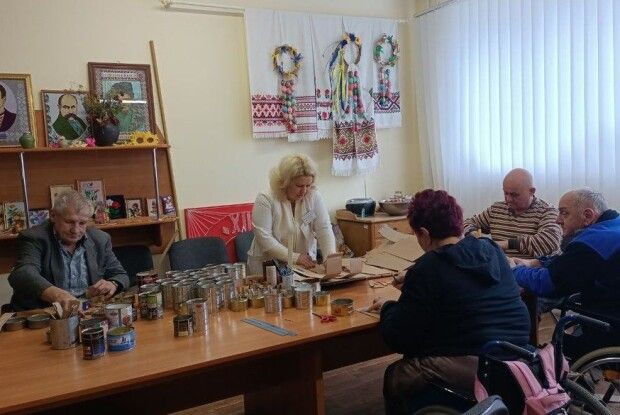 Показали, як мешканці геріатричного пансіонату в Луцьку допомагають ЗСУ