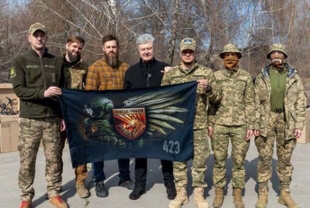 Порошенко привіз дрони та засоби РЕБ батальйону безпілотних систем на південний фронт