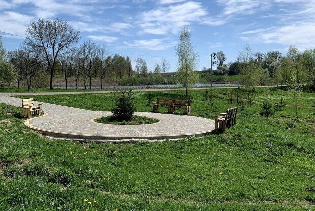 Замість занедбаної території у селі на Волині облаштували затишний сквер (Фото)