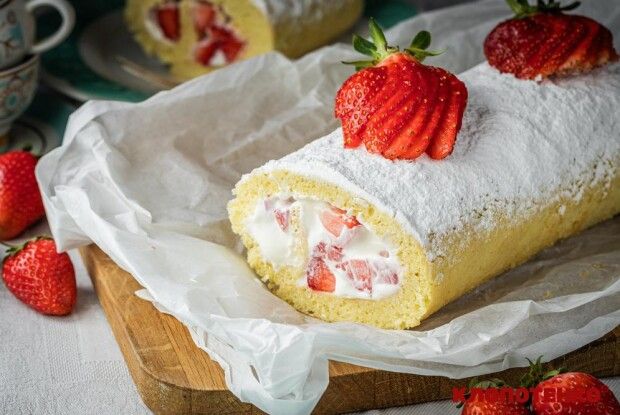 Бісквітний рулет із полуницею