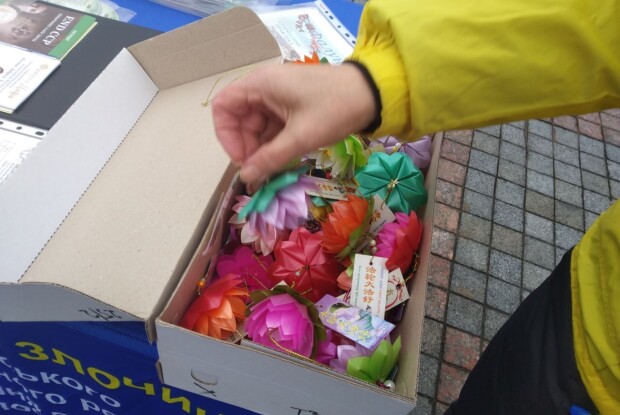 У центрі Рівного протестують проти комуністичного режиму в Китаї (Фото)