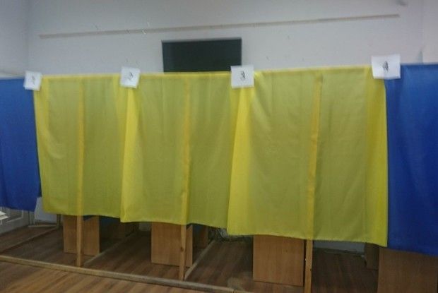 За 10 хвилин до закінчення голосування ОПОРА фіксує агітацію, нестачу кабінок та повідомляє про конфуз із підписом за іншу особу