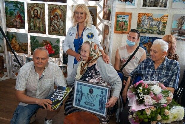 6 мільйонів хрестиків: майстриня встановила рекорд України, вийшовши на пенсію