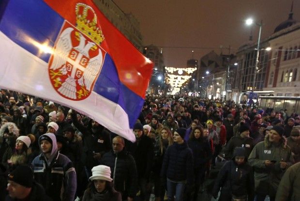 У Сербії десятки тисяч людей вийшли на вулиці Белграда та інших міст з антипрезидентськими протестами
